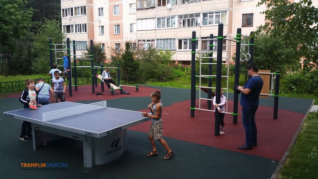Уличная детская площадка со спортивным оборудованием