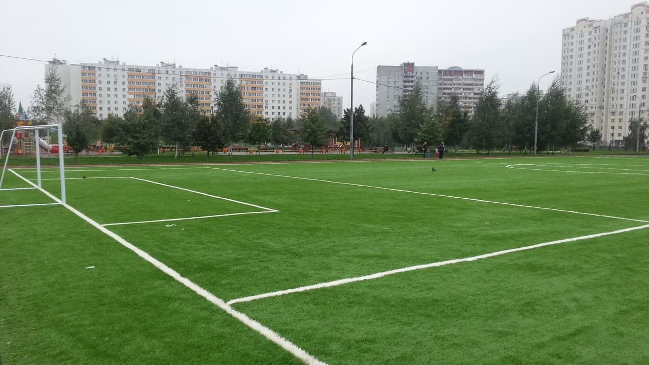 Футбольное поле с икуственным газоном