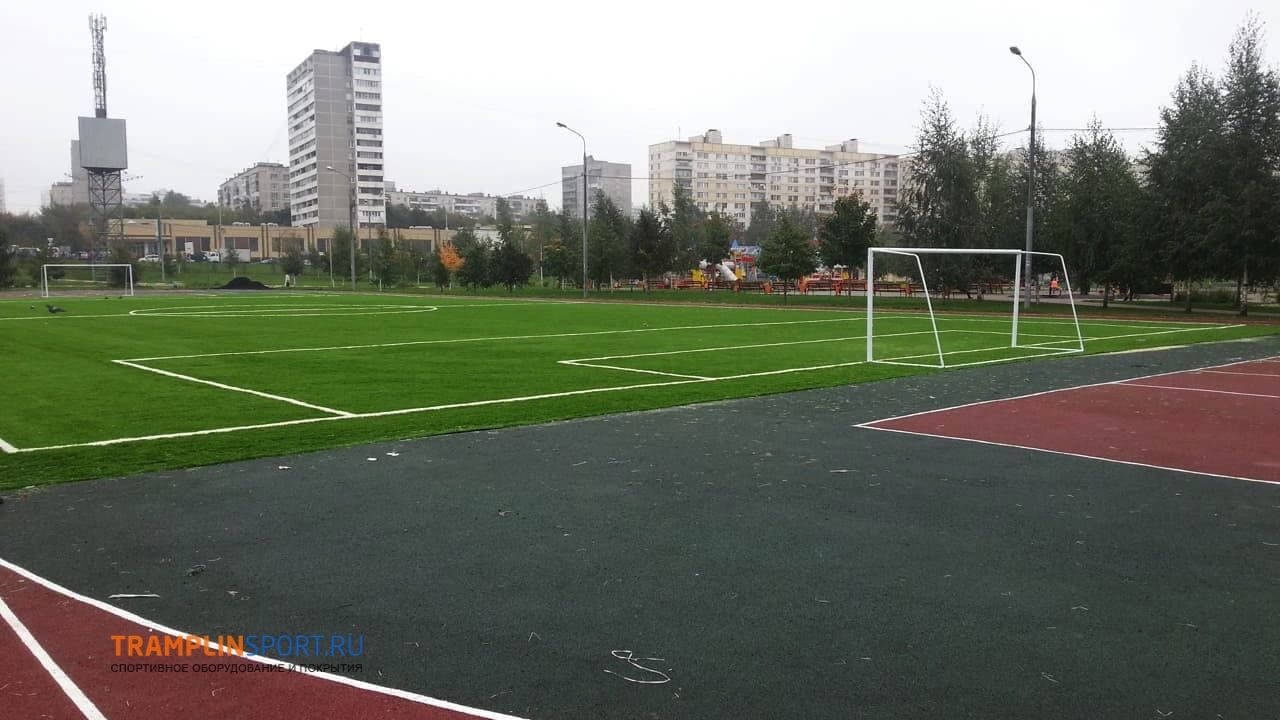 Искуственная трава и резиновое покрытие для футбольного поля