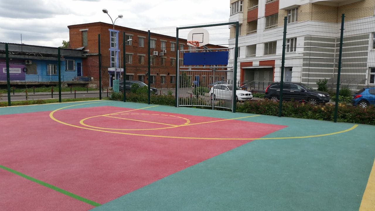 Баскетбольная площадка с покрытие на основе резиновой крошки